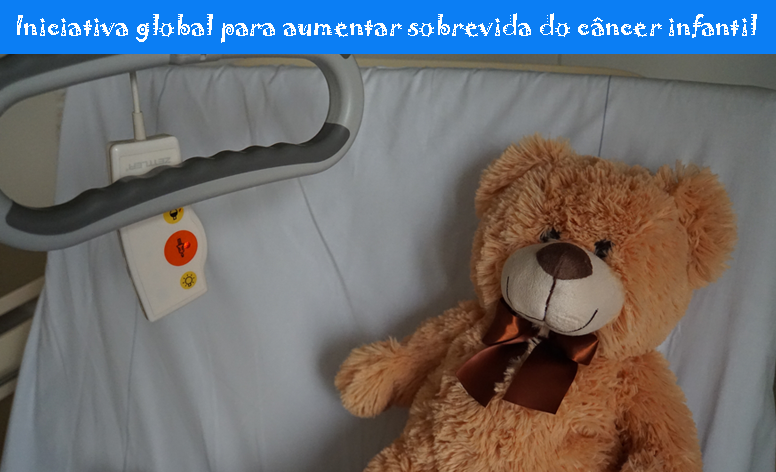 Foto de um ursinho de pelúcia deitado em uma cama de hospital