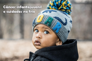 Imagem de uma criança negra com gorro e casaco no inverno