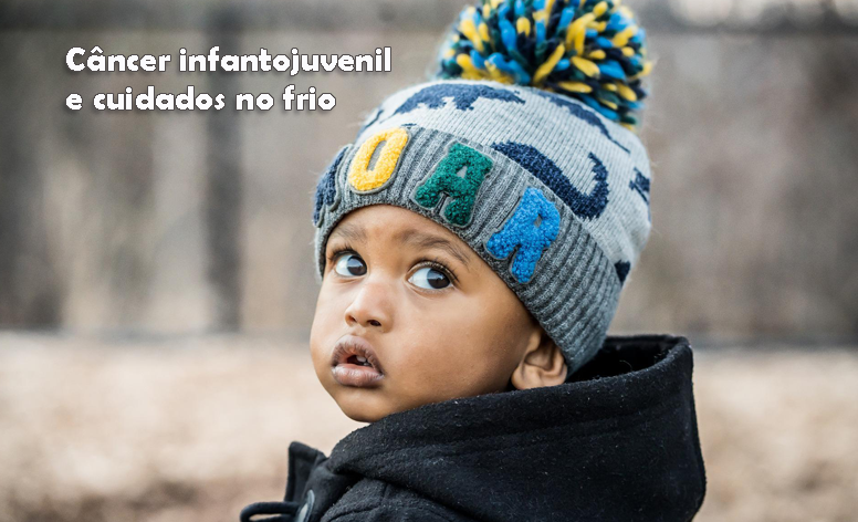 Imagem de uma criança negra com gorro e casaco no inverno