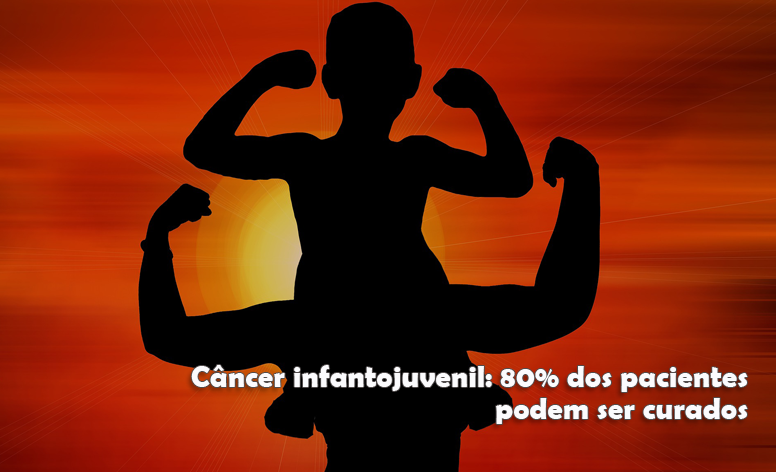 Silhueta de uma criança nos ombros da mãe, ambas levantando od braços mostrando os músculos, tendo ao fundo pôr de sol em um céu alaranjado