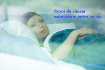 Imagem de uma jovem, com lenço na cabeça, deitada no sofá, coberta por edredon, olhando para fora da sala pela janela