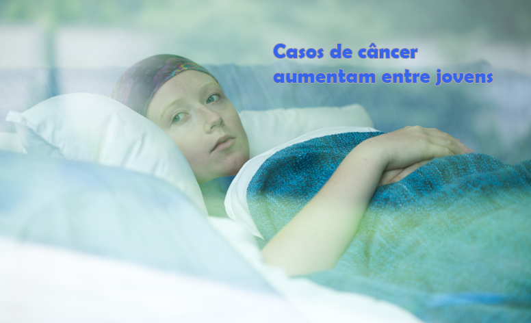 Imagem de uma jovem, com lenço na cabeça, deitada no sofá, coberta por edredon, olhando para fora da sala pela janela