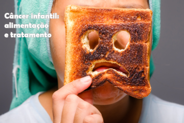 Foto de uma criança, com um lenço na cabeça, segurando uma fatia de pão com dois buracos feito olhos e outro feito uma boca triste