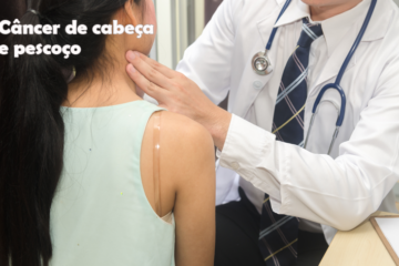 Imagem de um médico examinando com as mãos o pescoço de uma jovem paciente, em busca de nódulos