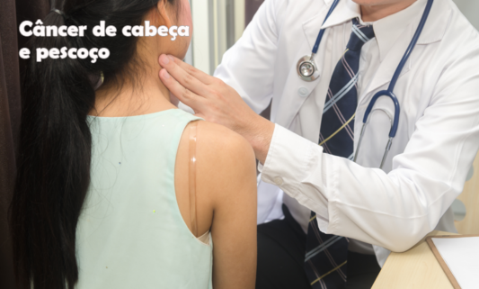 Imagem de um médico examinando com as mãos o pescoço de uma jovem paciente, em busca de nódulos