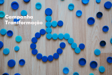 Imagem de tampinhas azuis de garrafas pet, dispostas formando o símbolo da pessoa com deficiência em uma cadeira de rodas