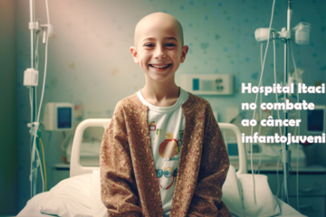 Imagem de uma criança sem cabelos, sorrindo, vestida com uma camiseta e por cima um casado em tom marrom, ao fundo um quarto de hospital, com cama, aparelhos de monitoramento, máscara de oxigênio