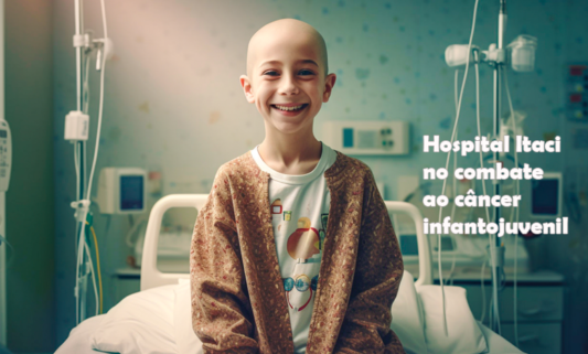 Imagem de uma criança sem cabelos, sorrindo, vestida com uma camiseta e por cima um casado em tom marrom, ao fundo um quarto de hospital, com cama, aparelhos de monitoramento, máscara de oxigênio