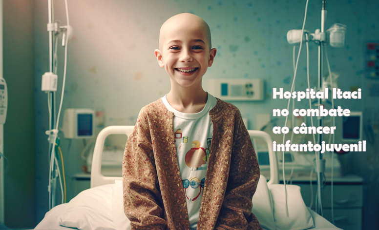 Imagem de uma criança sem cabelos, sorrindo, vestida com uma camiseta e por cima um casado em tom marrom, ao fundo um quarto de hospital, com cama, aparelhos de monitoramento, máscara de oxigênio