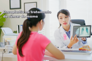 Imagem de uma mulher de costas, vestindo uma camiseta rosa, olhando para uma mulher vestida de médica, que aponta para a imagem radiográfica do seio da primeira mulher, com o diagnóstico de cance de mama